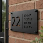 Personalisiertes Edelstahl-Türschild - Lumo Personalisiertes Edelstahl-Türschild für die Haustür mit schwarzer Pulverbeschichtung