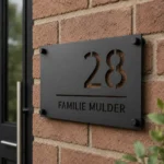Personalisiertes Edelstahl-Türschild - Mudler Personalisiertes Edelstahl-Türschild für die Haustür mit schwarzer Pulverbeschichtung